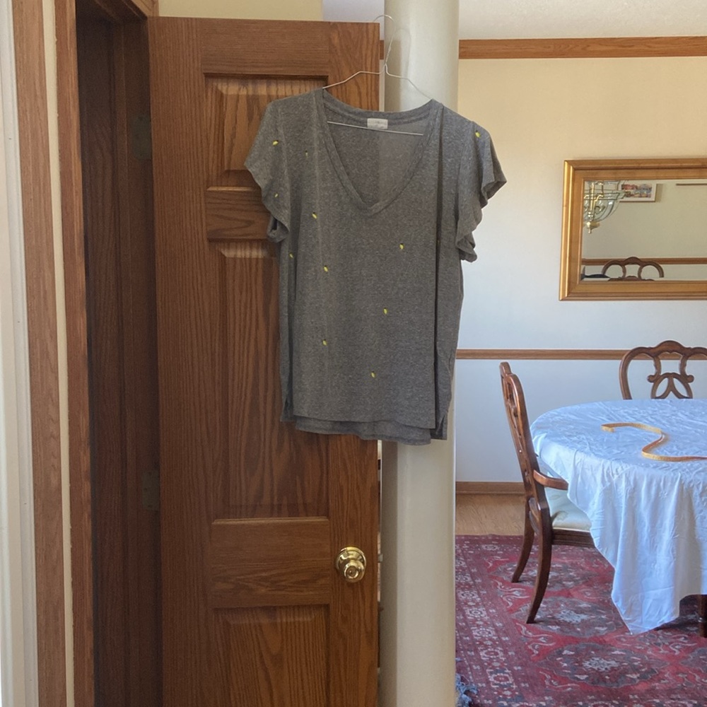 Final sale, will donate soon- tee with cute lemon detail